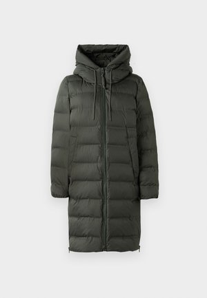 Cappotto lungo imbottito di colore verde scuro, con cappuccio, chiusura frontale con zip e dettagli con cordino. Tessuto liscio con motivo a righe orizzontali.
