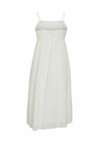 Robe midi blanche avec fines bretelles spaghetti réglables, un décolleté carré et une jupe froncée et fluide.