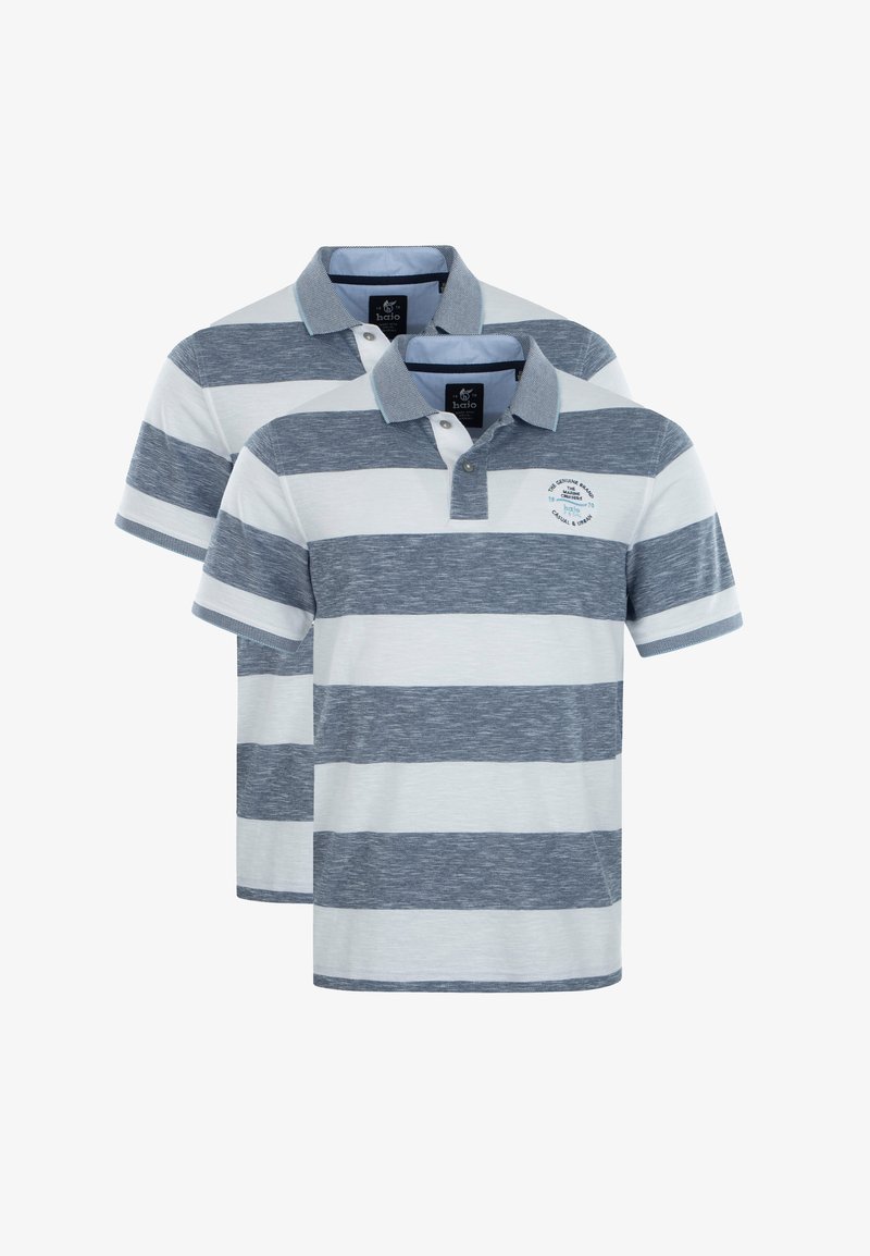 Deux polos avec des rayures horizontales bleu marine et blanches. Fabriqués en coton doux, avec un col, des manches courtes, et un logo de marque sur la poitrine.