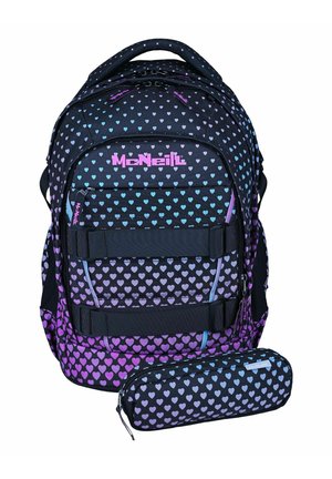 Zaino nero e astuccio con motivo di cuori blu e viola, logo rosa "McNeill" e scomparti con doppia cerniera.