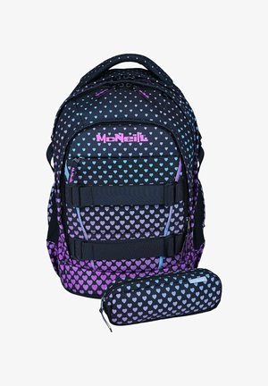 Zwarte rugzak en etui met blauw en paars hartjespatroon, roze "McNeill"-logo en dubbele ritssluitingsvakken.