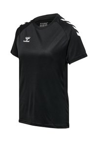 Camiseta deportiva negra de manga corta con logo blanco de hummel en el pecho y franjas en forma de chevron blancas en los hombros.