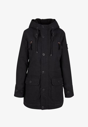 Zwarte buitenjas met een capuchon, voorzien van een fleece-gevoerde kraag, meerdere zakken en drukknoopsluitingen. Duurzame stof met trekkoorden.