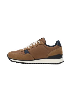 Brauner und marineblauer Sneaker aus Wildleder und Stoff mit weißen Schnürsenkeln, schwarz-weißer Sohle und strukturierter schwarzer Außensohle auf weißem Hintergrund.