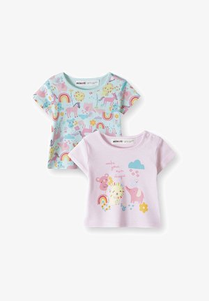 Divi īsroku T-krekli bērniem; viens ir zils ar krāsainiem dzīvnieku un varavīksnes rakstiem, otrs ir rozā ar svītrainu rakstu un grafiku.