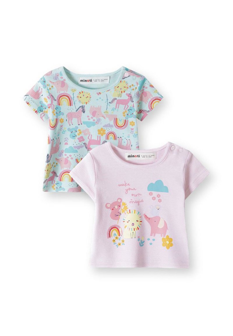 Dvě trička s krátkým rukávem pro děti; jedno má modrý základ s barevnými potisky zvířat a duhy, druhé je růžové s proužkovaným vzorem a grafikou.