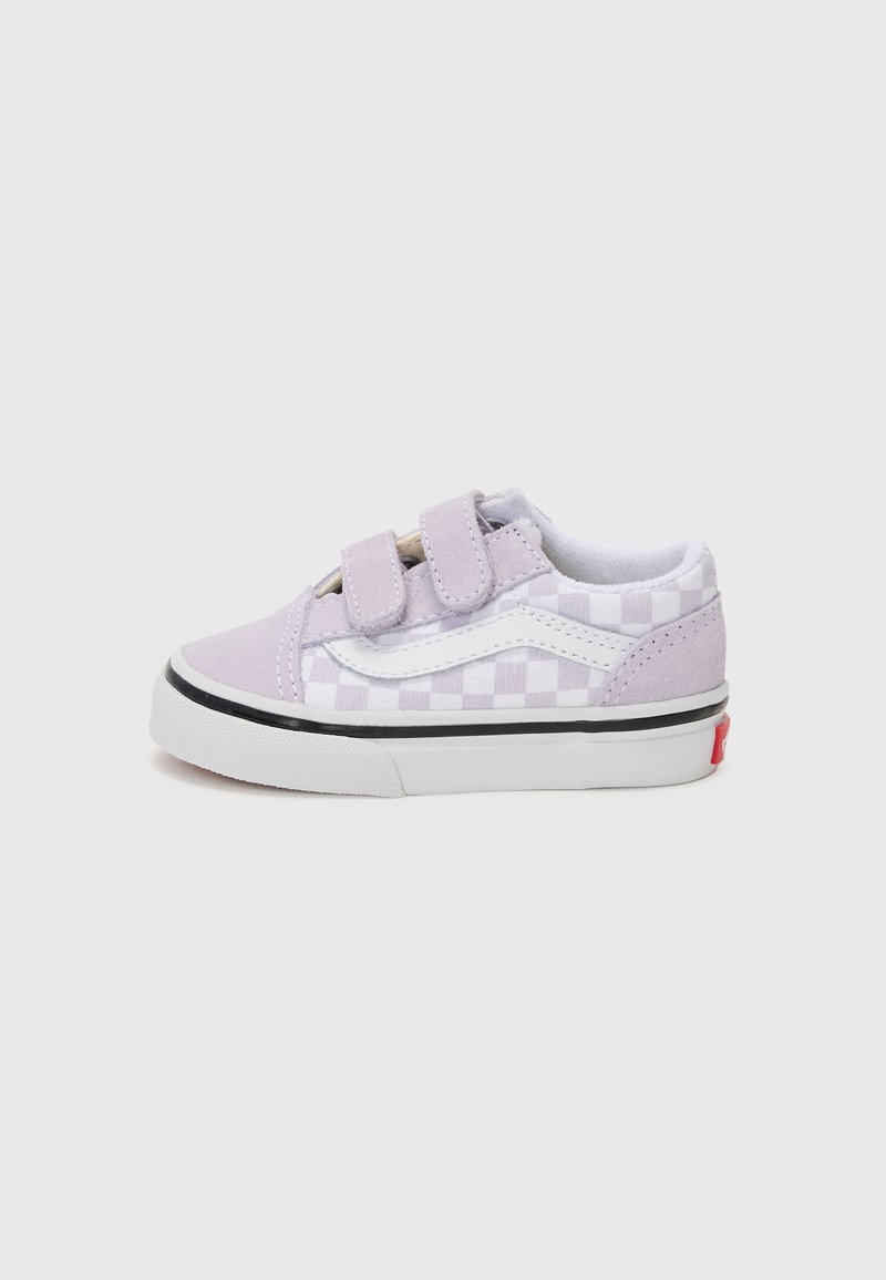 Ljust lila canvas-sneakers med vit rutmönster, kardborreband, svart gummisula och röda logotypdetaljer på hälen.