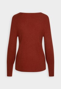 Maglione color ruggine con scollatura ampia, maniche lunghe e texture a coste. Presenta una vestibilità rilassata e spacchi ai lati per un maggiore comfort.
