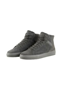 Zapatillas de alta en gamuza gris oscuro con un acabado texturizado, cordones planos y una suela de goma gruesa con sutilezas en las costuras.