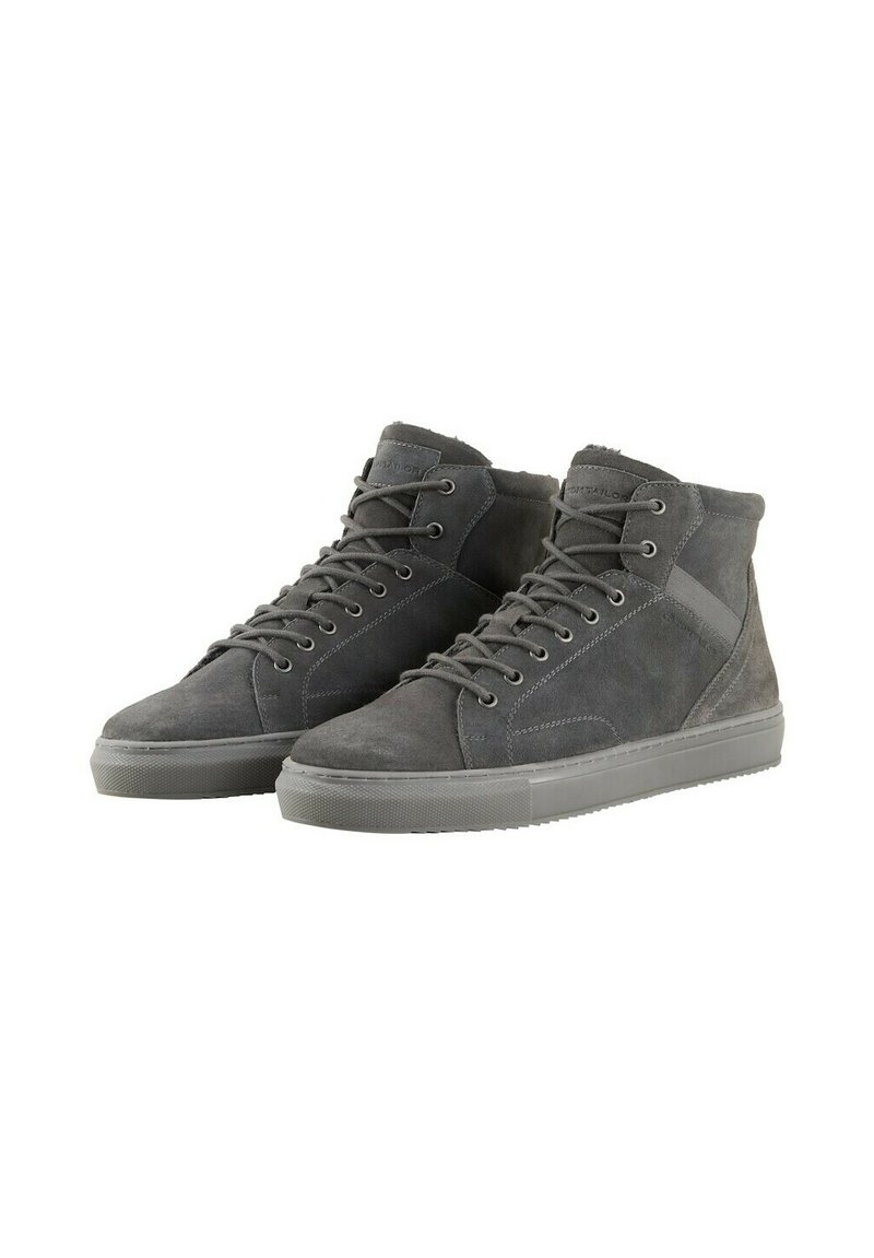 Zapatillas de alta en gamuza gris oscuro con un acabado texturizado, cordones planos y una suela de goma gruesa con sutilezas en las costuras.