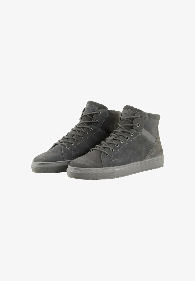 Sneaker alte in suede grigio scuro con finitura testurizzata, lacci piatti e una suola in gomma spessa con delicati dettagli di cucitura.