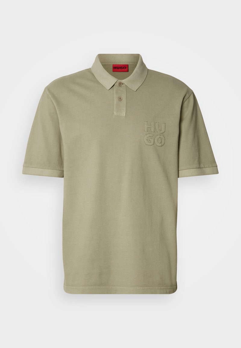 Polo en khaki avec col, manches courtes et logo "HUGO" brodé sur la poitrine gauche. Matière en coton lisse, design minimaliste.
