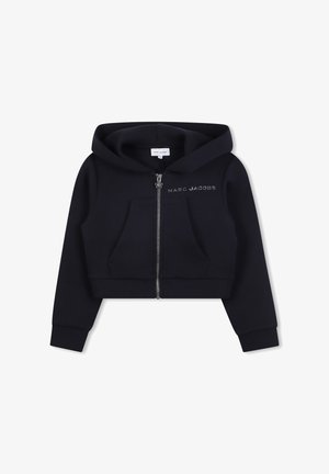 Granatowy krótki hoodie z zamkiem z przodu, kieszeniami kangurzymi i wyszywanym logo na lewej piersi. Wykonany z miękkiej bawełny.