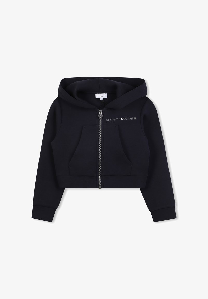 Felpa corta blu navy con zip frontale, tasche a marsupio e logo ricamato sul lato sinistro del petto. Materiale in cotone morbido.