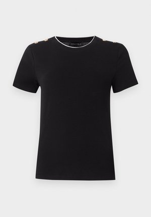Chemise noire à manches courtes avec col rond, boutons dorés sur les coutures des épaules et bordure blanche à l’intérieur du col.