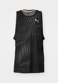 Čierny bezrukávový športový top s vlnkovým vzorom, vyrobený z ľahkého materiálu, so strieborným logom Puma na hrudi.