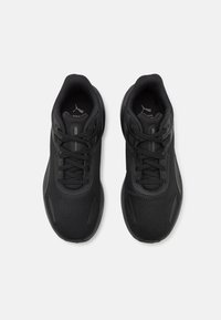 Scarpe da corsa nere con materiale in rete, punta arrotondata e chiusura con lacci. Presentano una suola testurizzata e accenti di logo sottile.