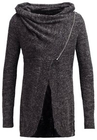 Tmavě šedý svetr s dlouhým rukávem a rolákem, s asymetrickým předním dílem. Má boční zip a strukturovaný pletený materiál. Design s otevřeným lemem.