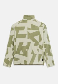 Φλις πουλόβερ με ψηλό γιακά, διακοσμημένο με αφηρημένο γεωμετρικό μοτίβο σε ελαιοπράσινο και εκρού, με μικρό λογότυπο στο μανίκι.