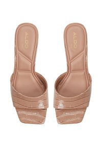 Sandali slide finti in pelle rosa con un motivo a coccodrillo testurizzato, fasce larghe e una suola quadrata e piatta per un design moderno.