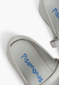 Šedé textilní sandály s modrým logem "Pisamonas", zaoblenou špičkou a přezkou na pásku. Prošité detaily zvyšují odolnost.