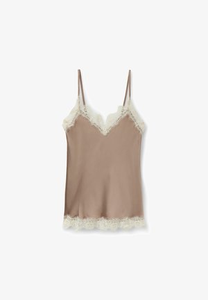 Camisola de satén beige con ribete de encaje blanco a lo largo del escote y el dobladillo, con tirantes finos ajustables.