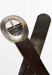 Cintura in pelle marrone scuro con una fibbia ovale in argento ampia. Presenta una texture liscia, bordi arrotondati e diversi fori per la regolazione.