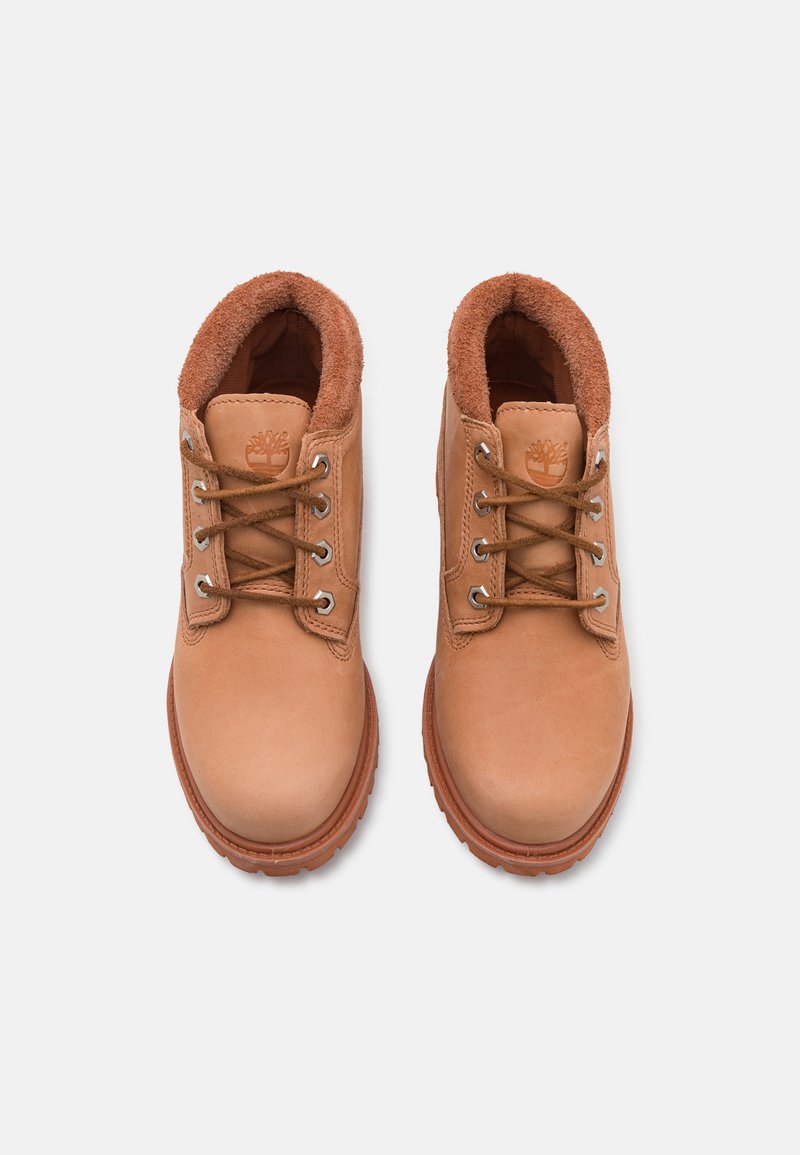 Stivali in pelle color cuoio con un morbido colletto imbottito marrone, punta rotonda e occhielli in metallo per i lacci. Suola in gomma con battistrada per una buona aderenza.