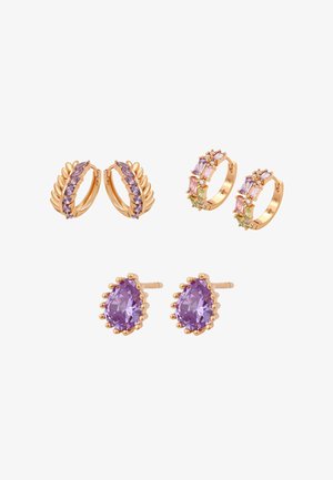 Tre par guldbelagte øreringe med lilla ædelstene: bladdesign, flerfarvede rektangulære sten og dråbeformede ørestikker.