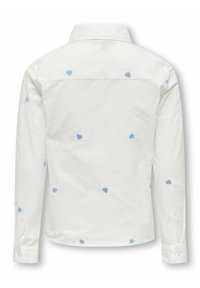 Camisa blanca con cuello, mangas largas y patrones bordados de corazones azul claro dispersos por toda la tela. Textura suave.