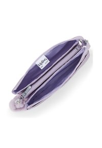 Lilla lynlåswallet med to rum, blødt tekstureret stof og en pom-pom accent. Indvendig foring i en matchende lilla nuance.