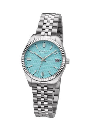 Montre en acier inoxydable argenté avec un cadran turquoise texturé, des aiguilles argentées, un affichage numérique de la date et un bracelet en métal tissé.
