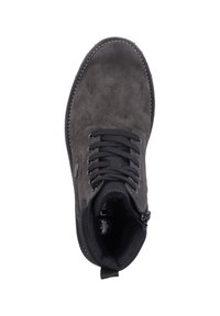 Bota de ante gris con cordones negros, costuras en contraste y un cierre lateral. Presenta una superficie texturizada y un diseño de punta redondeada.