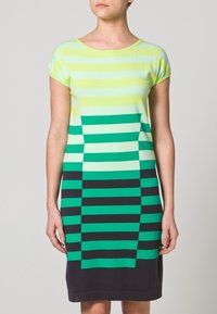 Abito fino al ginocchio con maniche corte, caratterizzato da righe orizzontali in verde chiaro, verde scuro e nero. Realizzato in tessuto a maglia.