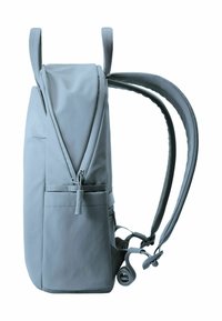 Mochila gris con un acabado suave y mate, con dos correas acolchadas, un compartimento principal con cremallera y correas laterales ajustables.