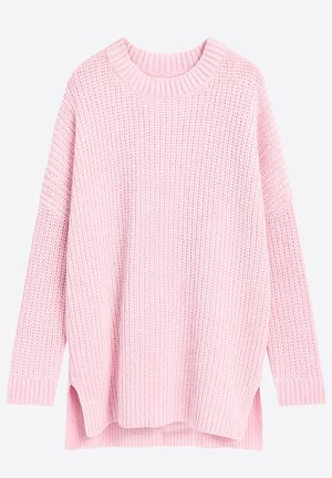 Lichtroze gebreide trui met een geribbelde textuur, ronde hals en zijslitten aan de zoom voor een ontspannen pasvorm en stijl.