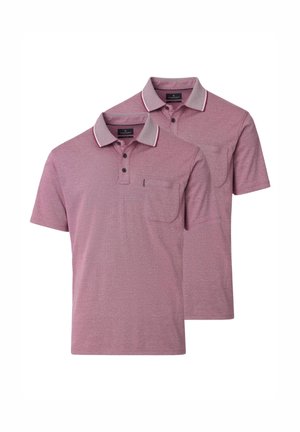 Twee gevouwen roze poloshirts met grijze kragen, knoopsluitingen en borstzakken, weergegeven tegen een witte achtergrond.