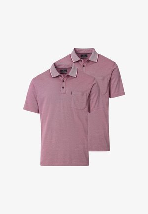 To foldede, lyserøde polo-shirts med grå kraver, knapstolper og brystlommer, vist mod en hvid baggrund.