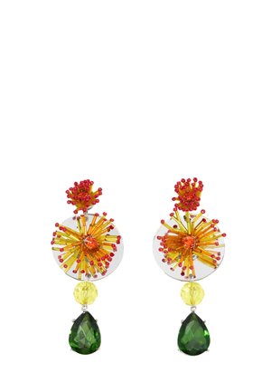 Kleurvolle oorbellen met een ronde transparante basis, gele en oranje accenten, rode kralen en een groene druppelpendant.
