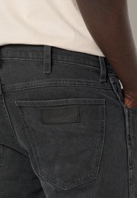 Wrangler LARSTON - Calças de ganga justas - black