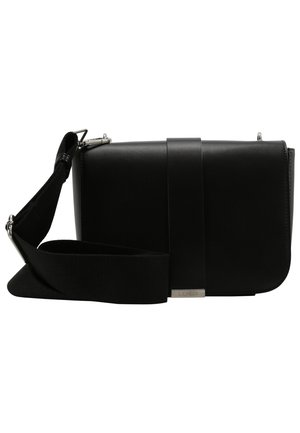 Sac bandoulière rectangulaire noir avec large sangle réglable et plaque métallique gravée de "L.Credi" sur le rabat avant.
