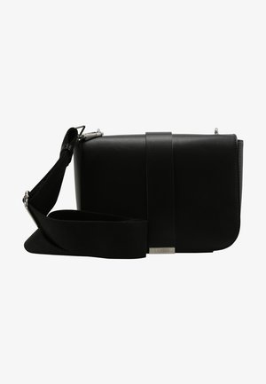 Sac bandoulière rectangulaire noir avec large sangle réglable et plaque métallique gravée de "L.Credi" sur le rabat avant.