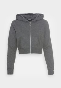 Sudadera gris cortada con cremallera frontal, capucha y bolsillo tipo canguro. Fabricada en tejido suave con puños y dobladillo acanalados. Detalles de hardware en color plata.
