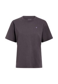Camiseta de algodón gris oscuro, de cuello redondo, mangas cortas, con un pequeño logo morado de CK en el lado izquierdo del pecho. Textura suave, corte relajado.