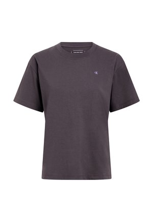 Donkergrijze katoen t-shirt, ronde hals, korte mouwen, met een klein paars CK-logo op de linkerkant van de borst. Soepele textuur, comfortabele pasvorm.