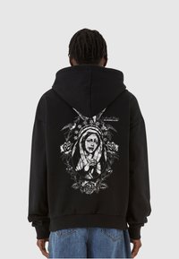 Zwarte hoodie met een grote witte afbeelding van een figuur omringd door rozen. Bevat een capuchon met trekkoord en geribbelde manchetten en zoom.