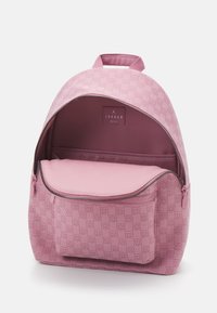 Ροζ σακίδιο πλάτης με υφασμάτινο σχέδιο, κλείσιμο με φερμουάρ και ευρύχωρη εσωτερική θήκη με επένδυση. Ετικέτα με το λογότυπο στο εσωτερικό.