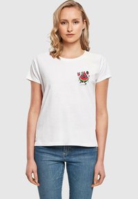 Hvid kortærmet T-shirt lavet af bomuld, med et farverigt vandmelontryk samt en drink og jordbær på venstre bryst.