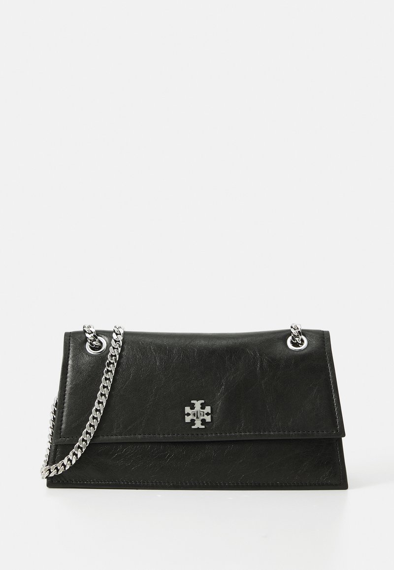 Borsa a tracolla in pelle nera con superficie testurizzata, catena in argento e pattina frontale con un accento logo in argento.