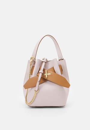 Hellrosa Bucket-Handtasche mit breitem hellbraunen Ledergriff und goldener Kettendetail, vorne mit einem goldenen Verschluss.